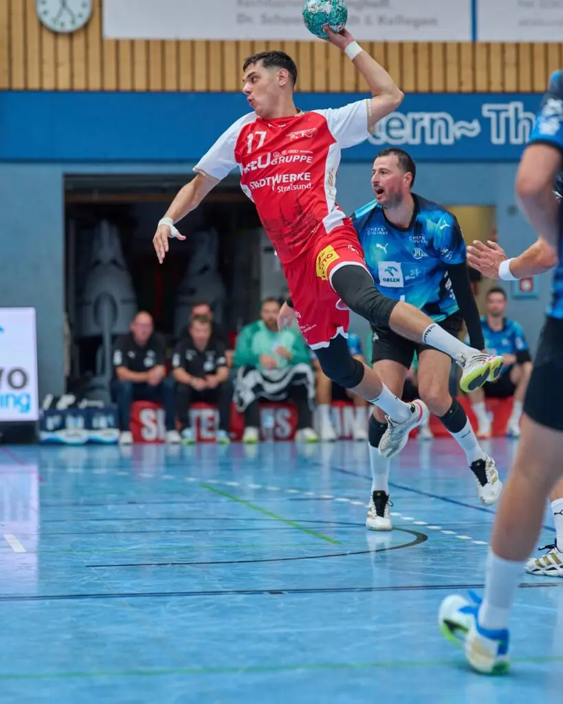 Stralsunder-HV-Spieler beim Sprungwurf gegen den Torhüter des THW Kiel