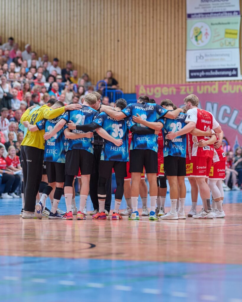 Stralsunder HV im Mannschaftskreis vor voller Tribüne beim Jubiläums-Testspiel gegen den THW Kiel