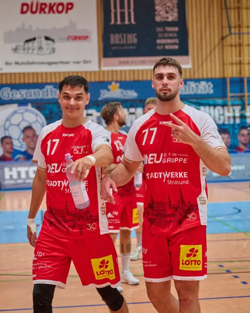 Zwei lächelnde Spieler des Stralsunder HV nach dem Jubiläums-Testspiel gegen den THW Kiel